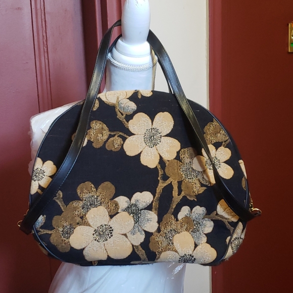 PAINT THE LILLY ROUND BAG - Picture 2 of 15